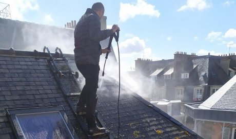 Entreprise de couverture pour le nettoyage de toiture chez un particulier à Saint-Brieuc. RENOVTOIT ENVIRONNEMENT