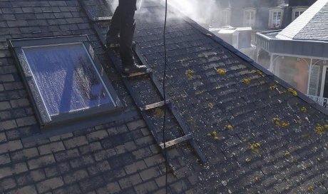 Entreprise de couverture pour le nettoyage de toiture chez un particulier à Saint-Brieuc. RENOVTOIT ENVIRONNEMENT
